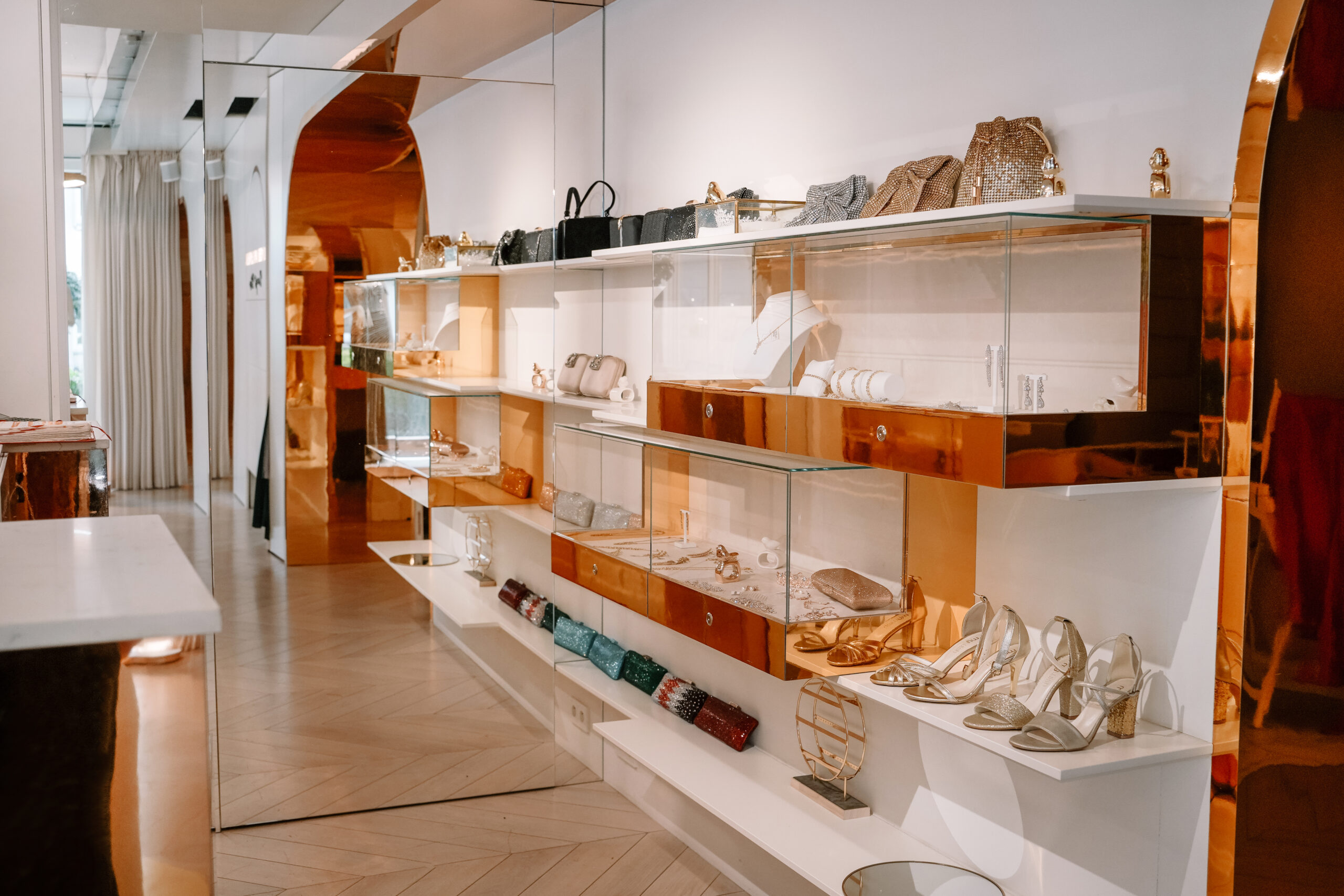 Ekspozycja luksusowych dodatków srebrne i złote szpilki oraz kopertówki w Concept Store.