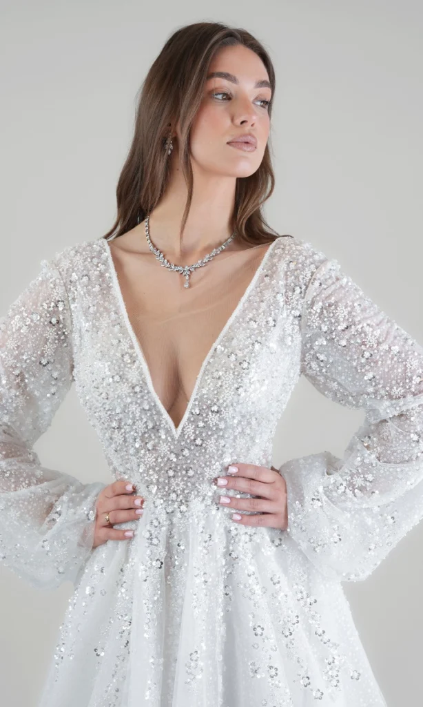 Modelka w sukni ślubnej Aurora przodem